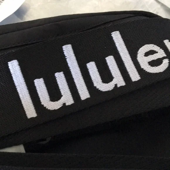 Lululemon everywhere belt bag black & white NWT wordmark waist pack logo - Picture 10 of 10